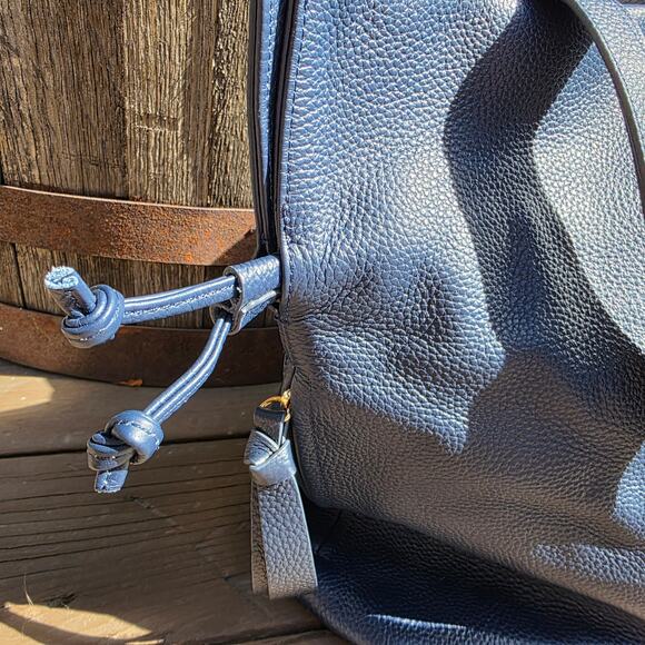 Tote LE Monde Pebbled Leather Navy Roma Cinch Bucket Shoulder Purse Gold - Picture 7 of 8